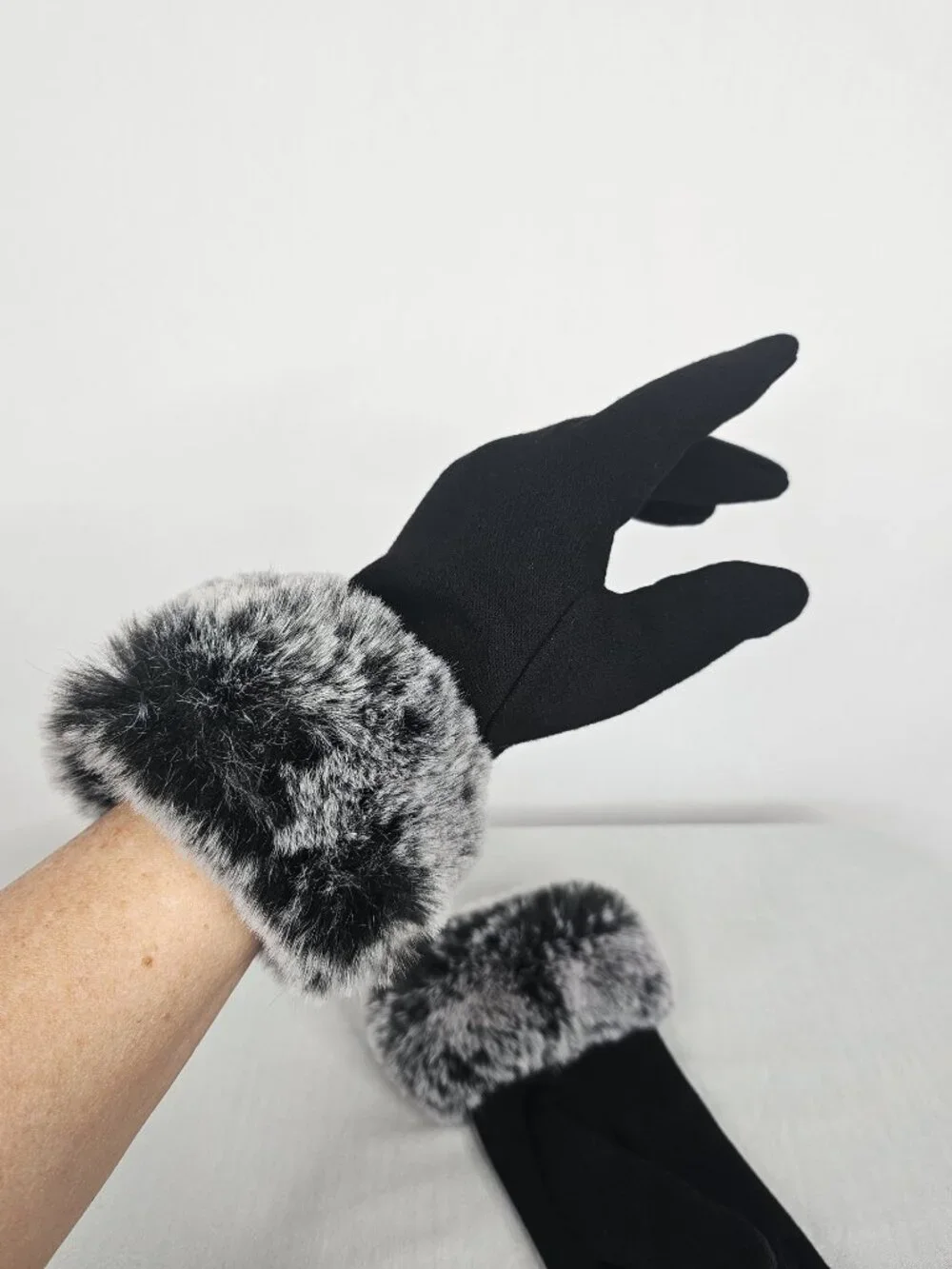 2 Chic Touchscreen Gloves | Faux Fur Cuff | Black Gray | Small NWOT